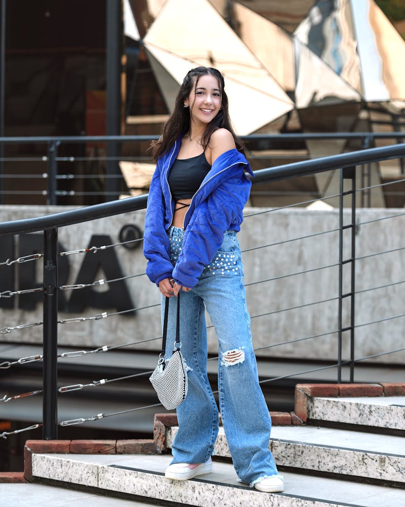 Exemples de superpositions streetwear avec differentes coupes de pantalon et couches de haut