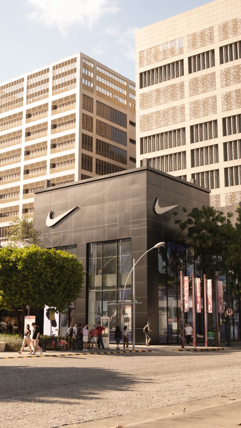 Pantalon cargo streetwear porte avec des sneakers